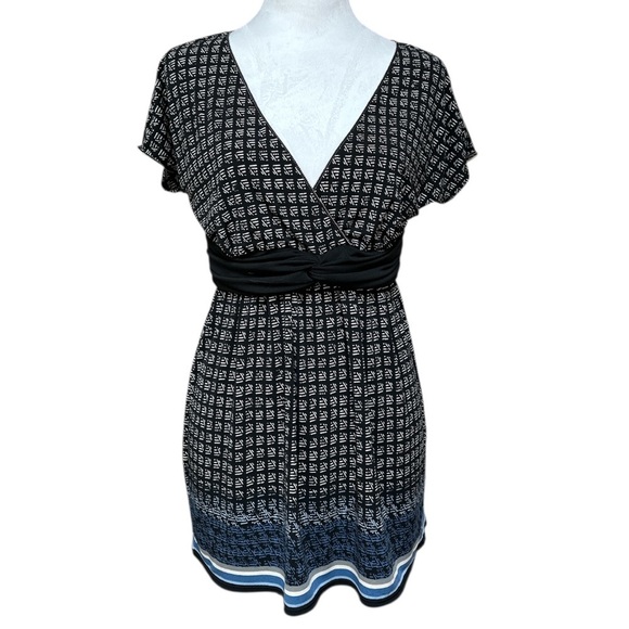 Max Studio Geometric Print Wrap Style Front Baby Doll Top V Neck m - Picture 1 of 8